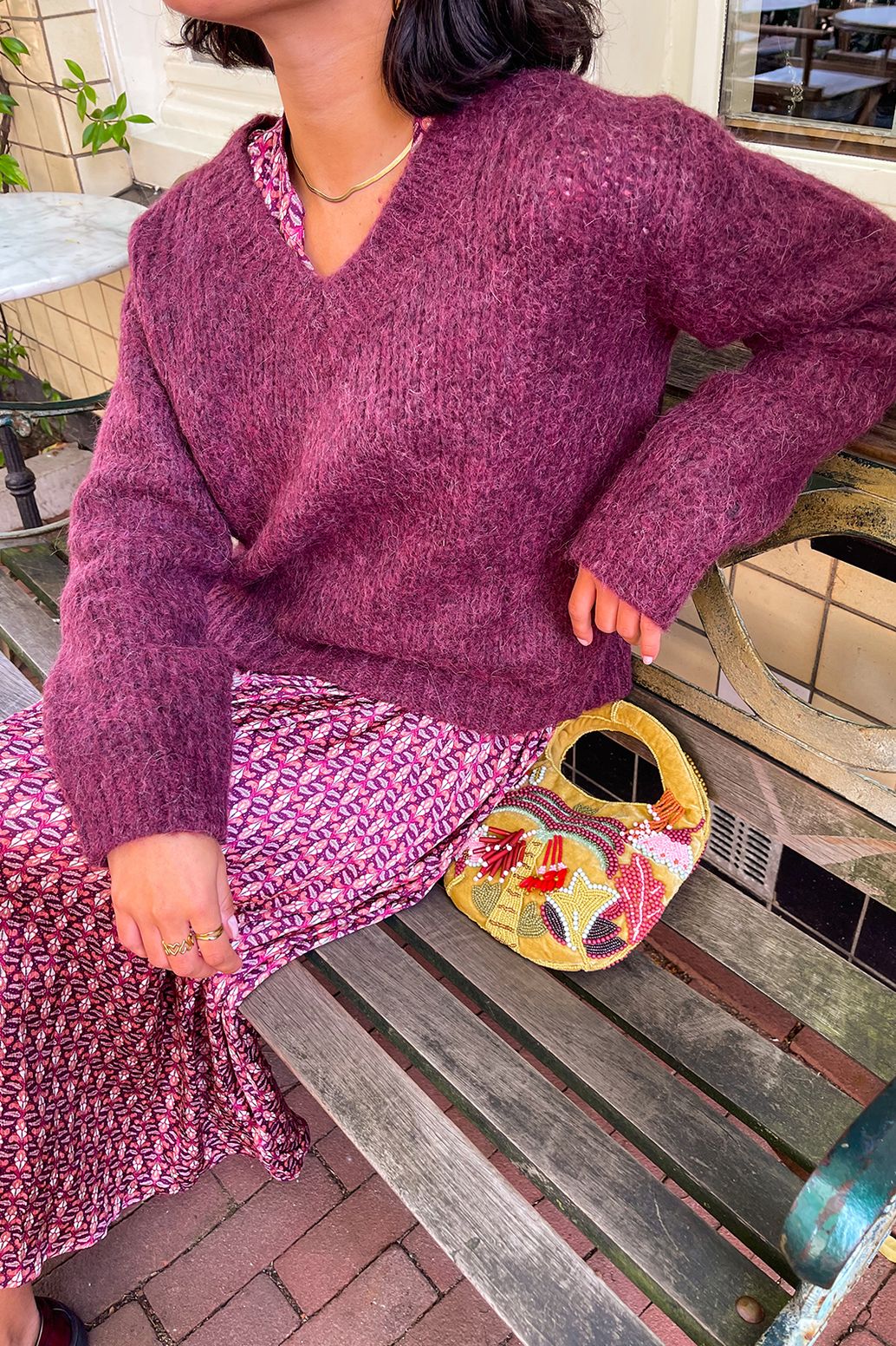 Donkerrode trui met V-hals