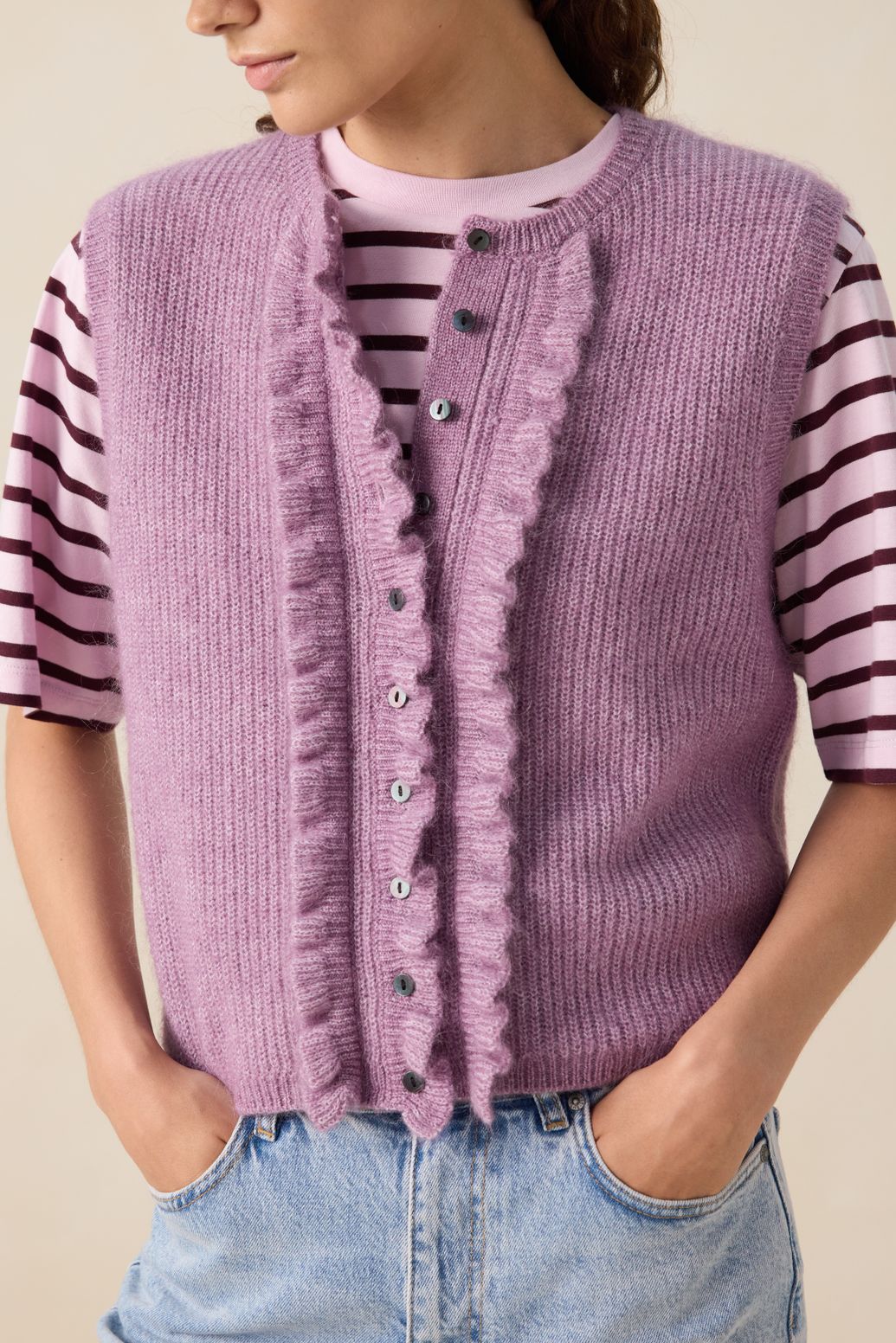 Strickweste mit Rüschen - flieder