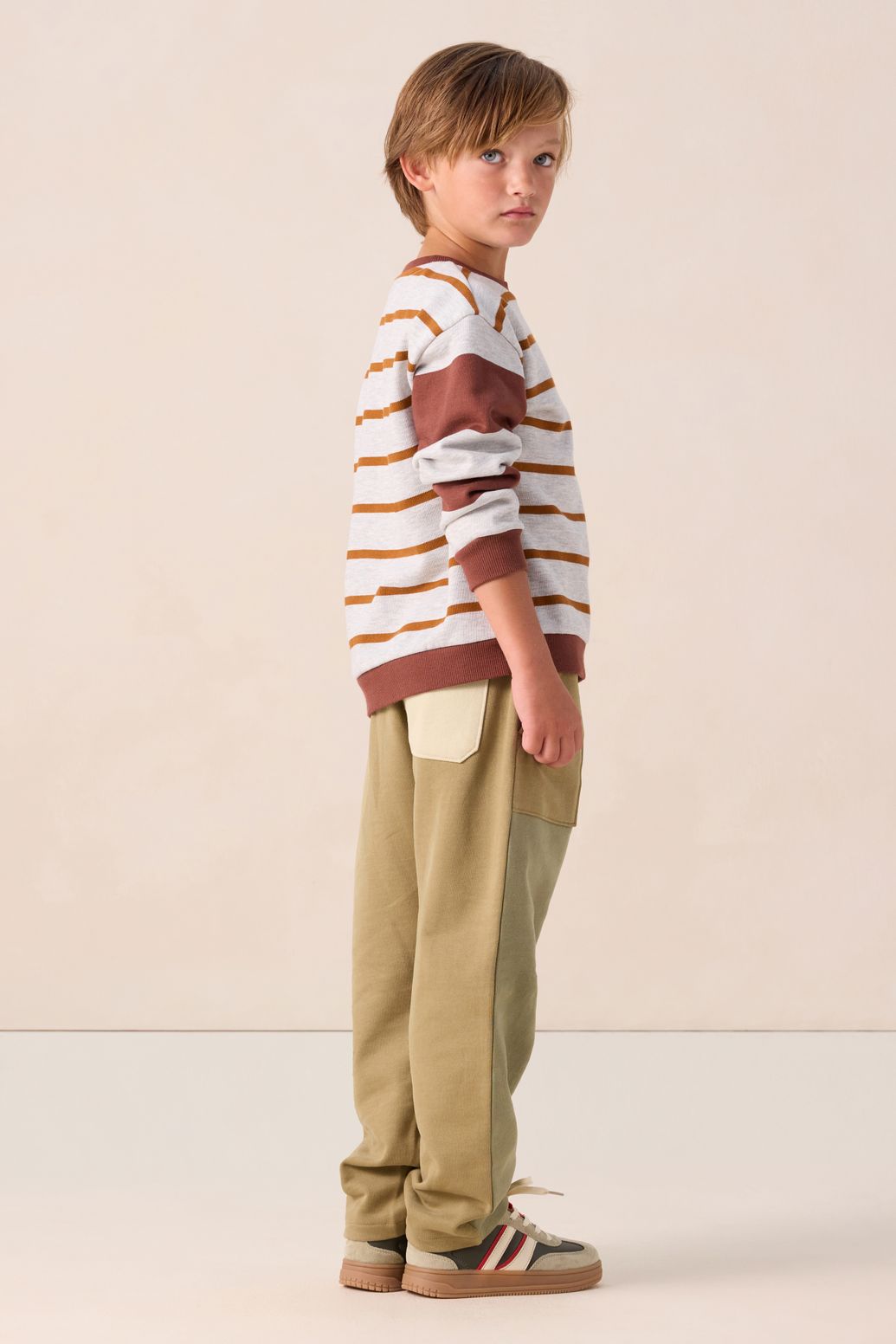 Grijze sweater met strepen