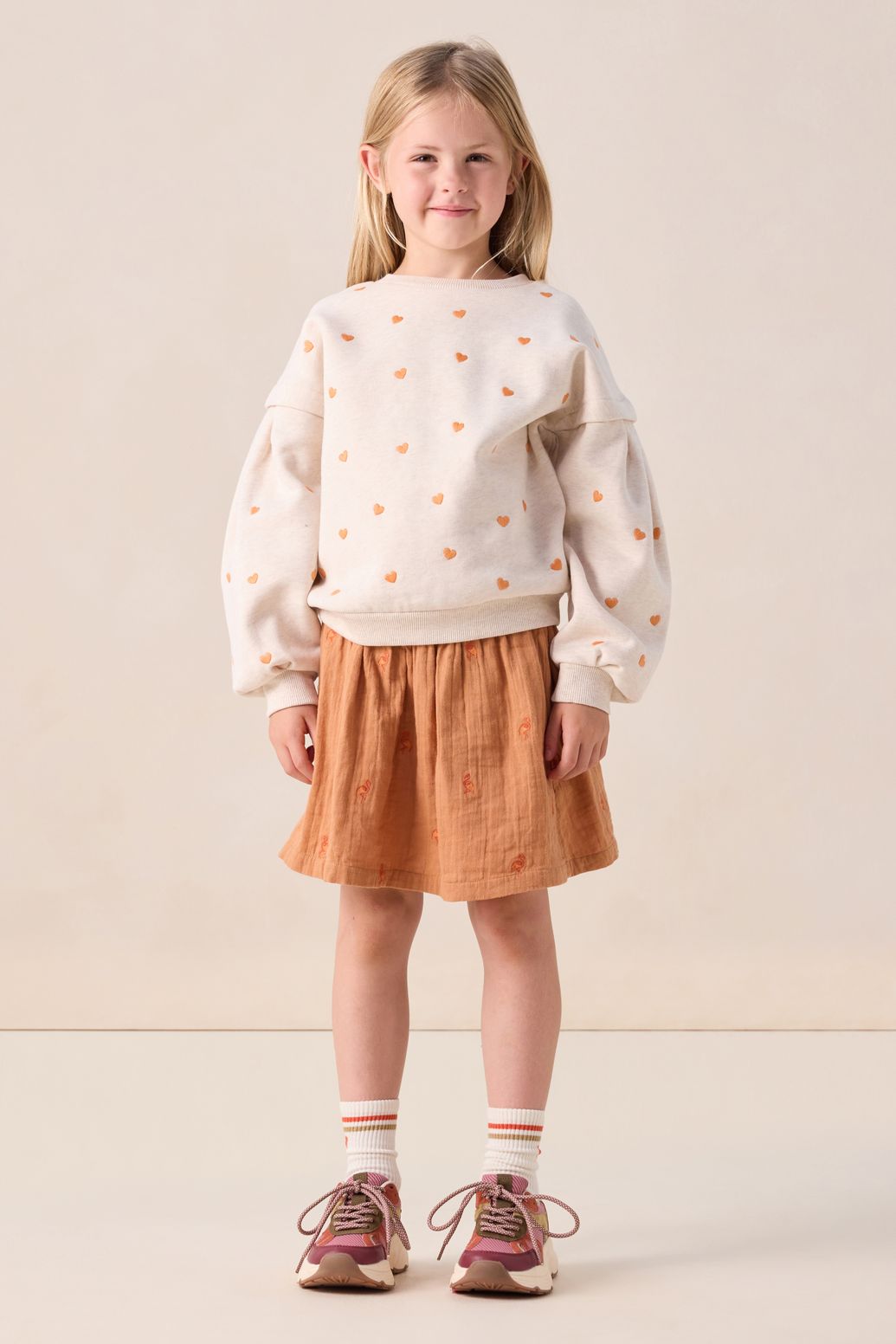 Beige sweater met hartjes
