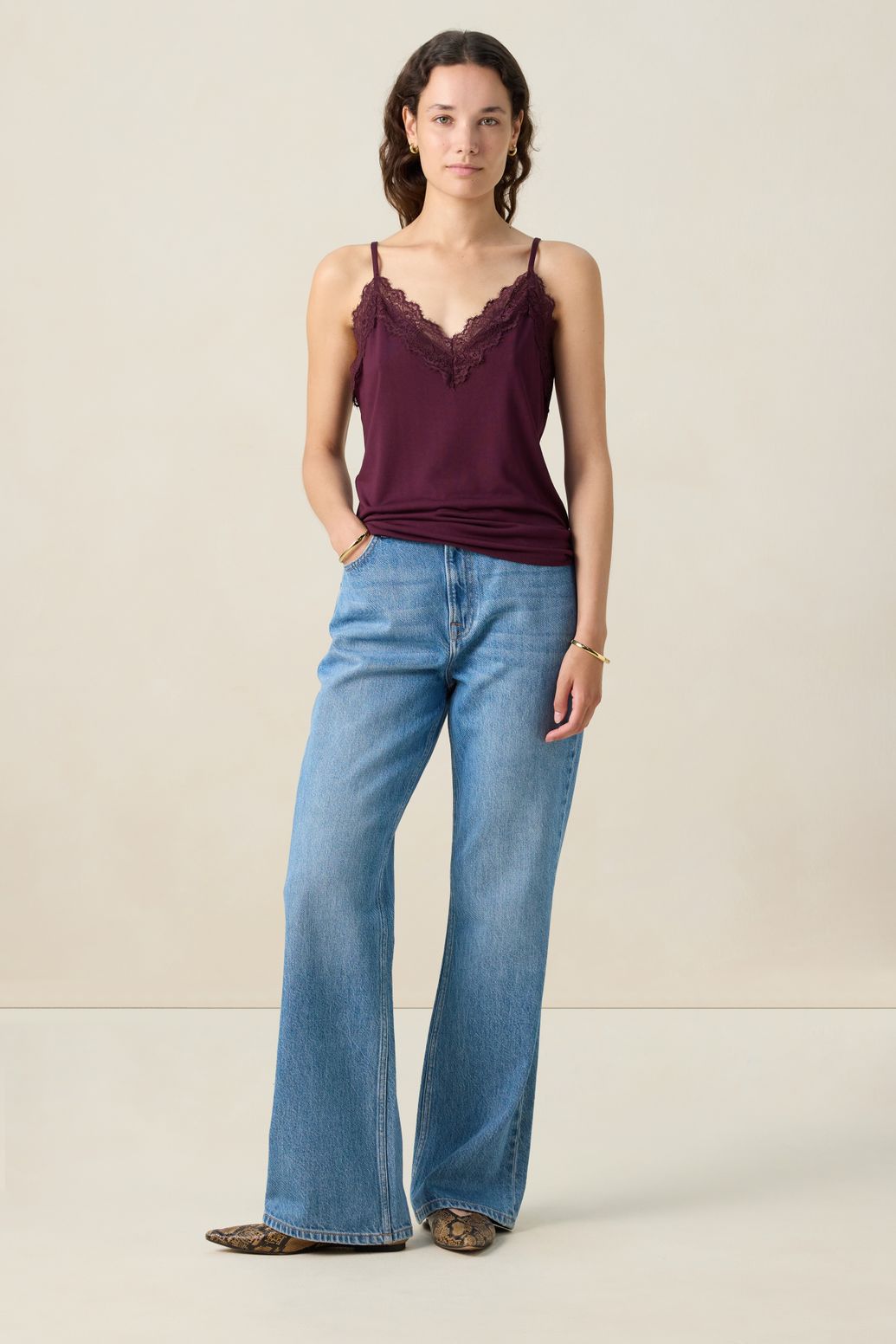 Donkerrood singlet met kant