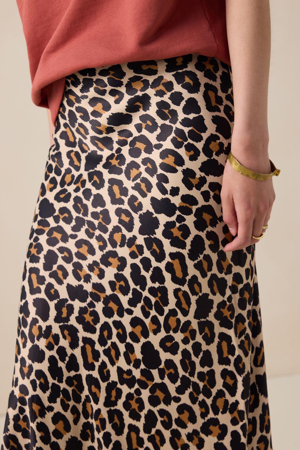 Satinrock mit Leoprint - braun