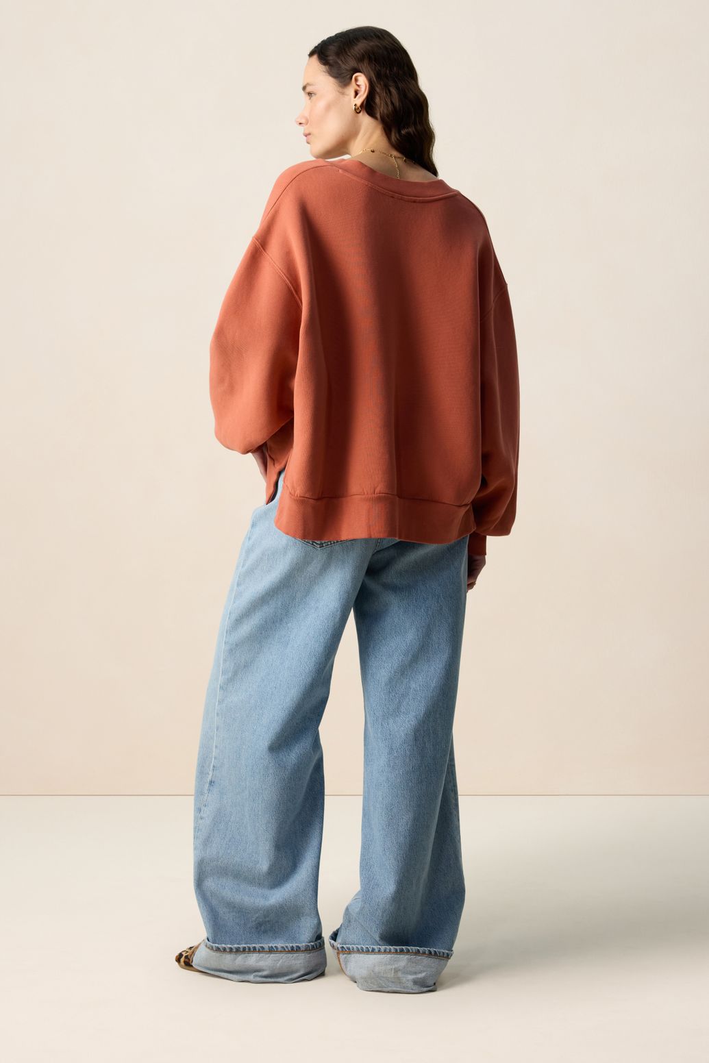 Rode sweater met V-hals