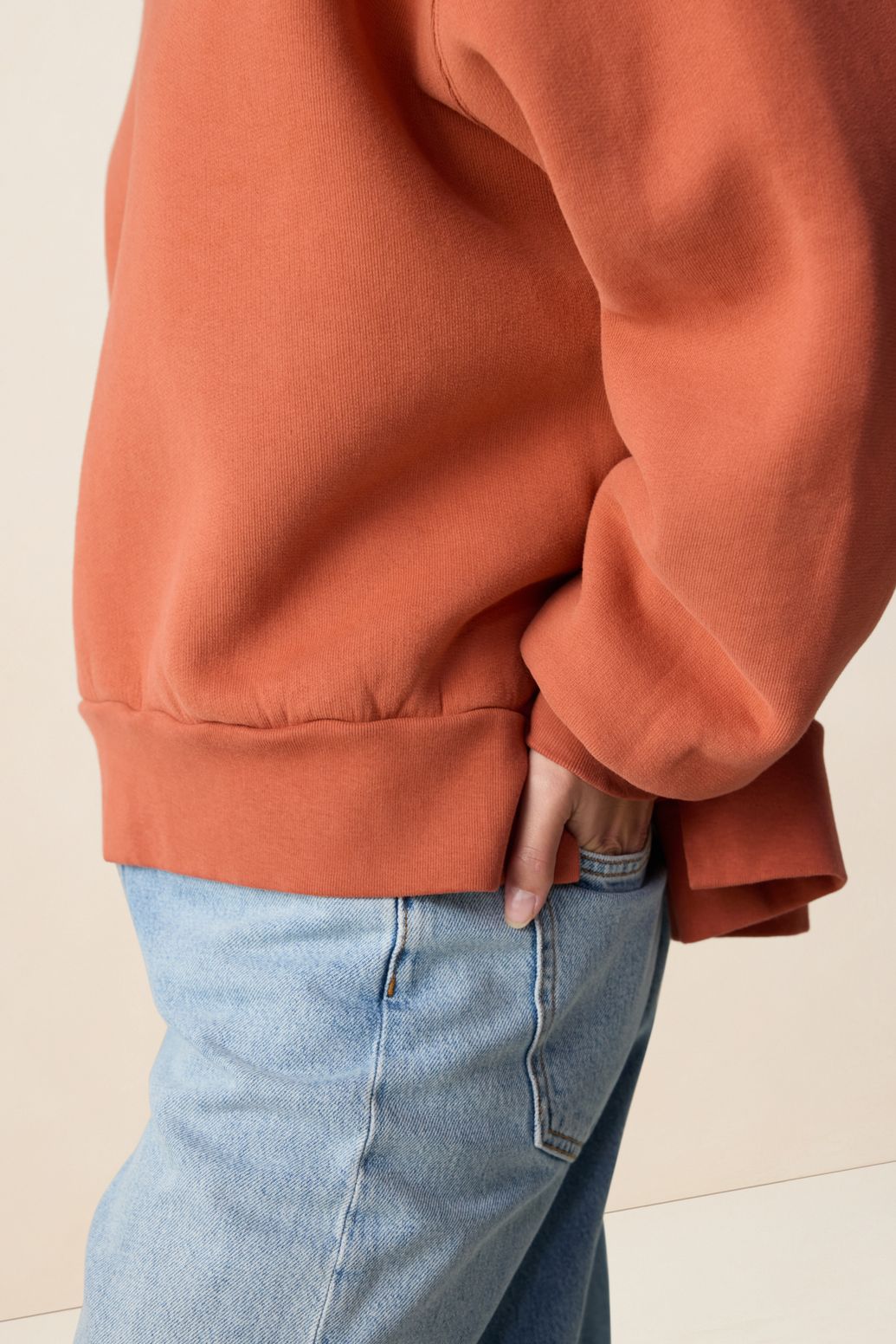 Rode sweater met V-hals