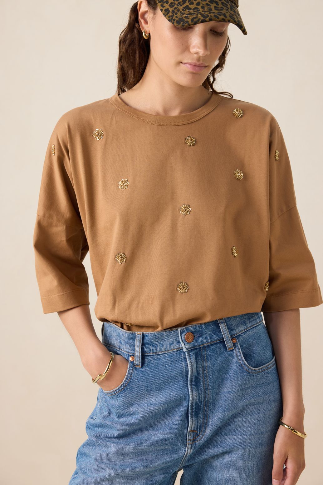 T-Shirt aus Jersey mit Perlenstickerei - braun
