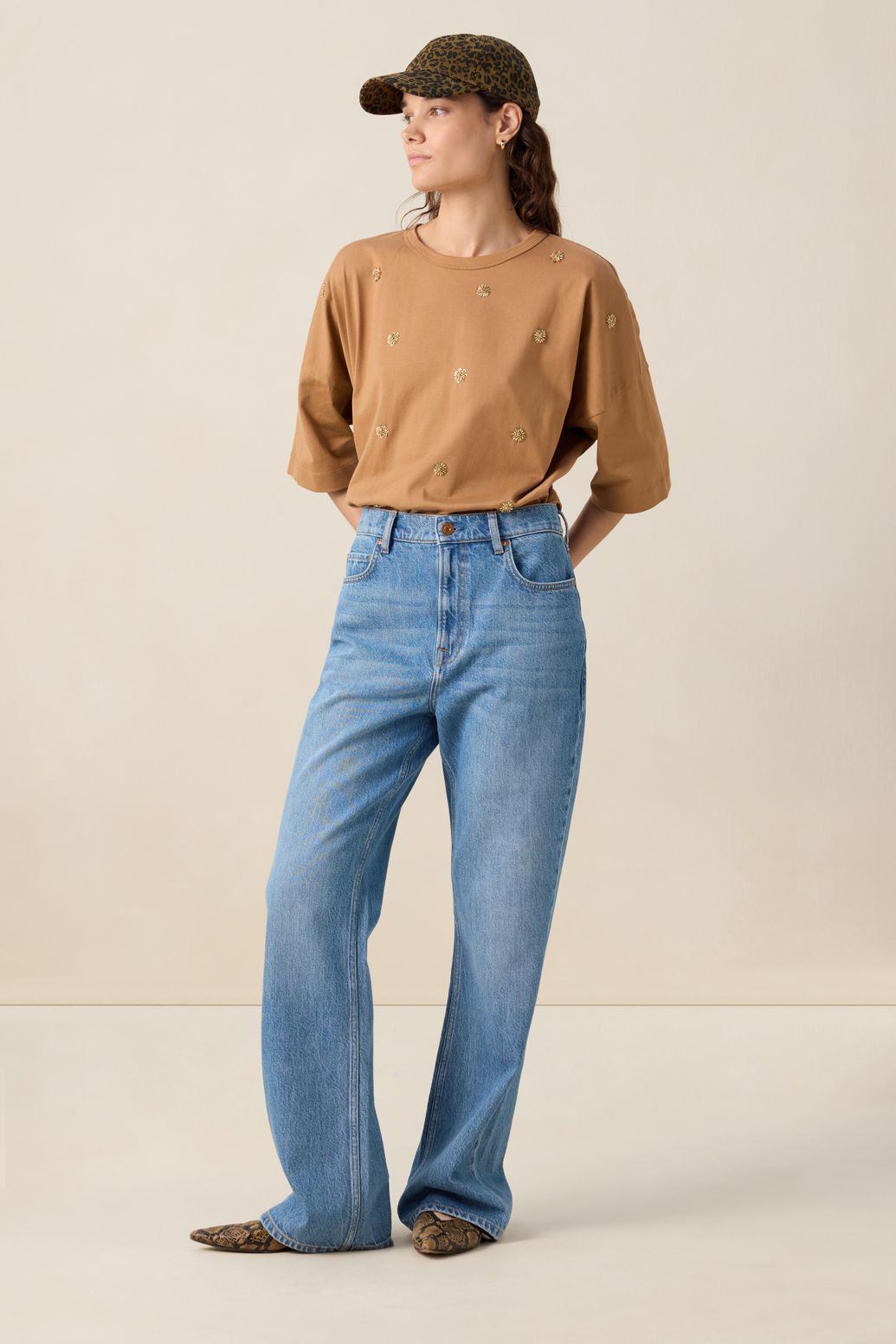 T-Shirt aus Jersey mit Perlenstickerei - braun