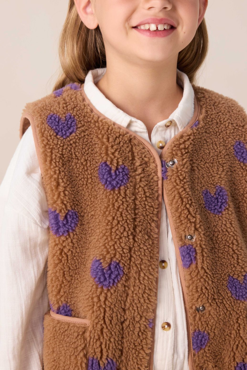 Teddy-Weste mit Herzmuster - braun