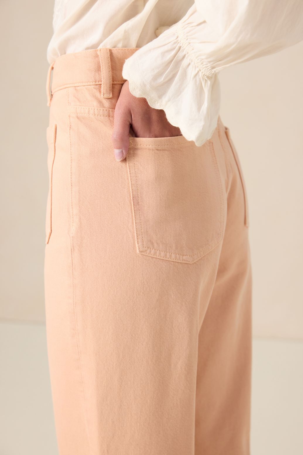 Lichtoranje high waist jeans met opgestikte zakken