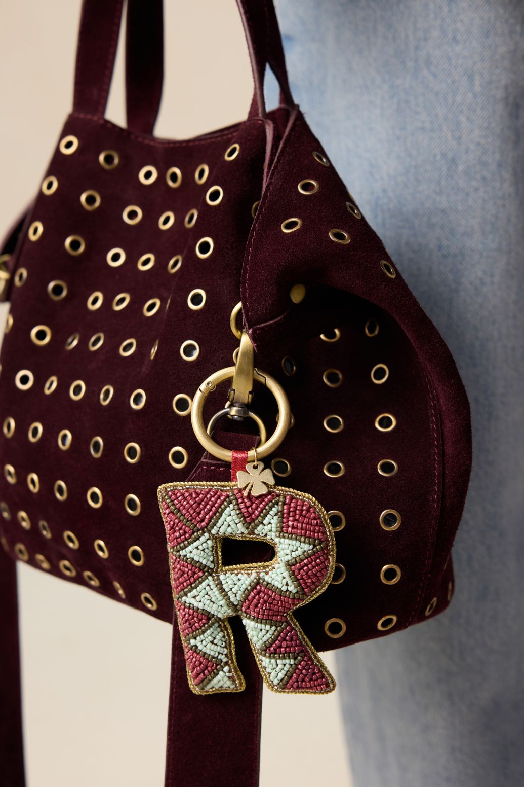 Donkerrode bag charm letter R