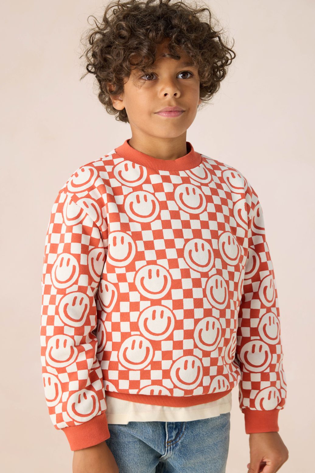 Lichtrode sweater met smiley print