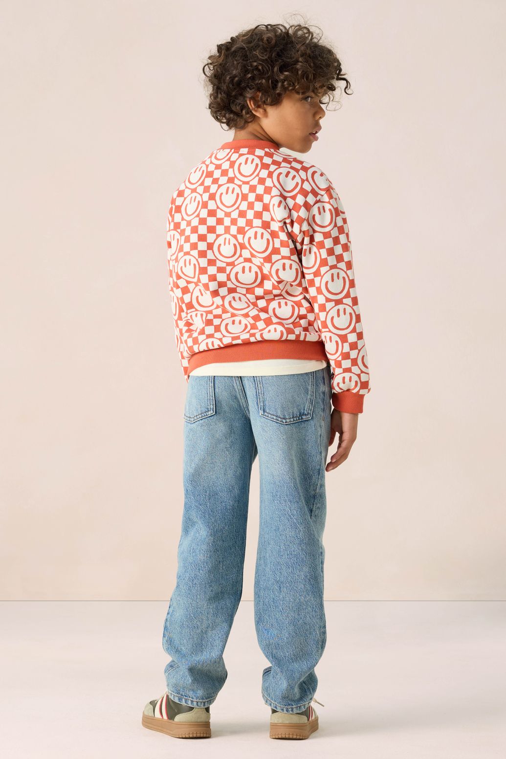 Lichtrode sweater met smiley print