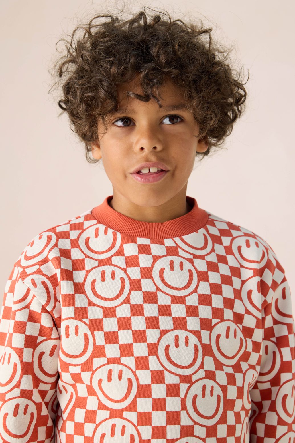 Lichtrode sweater met smiley print