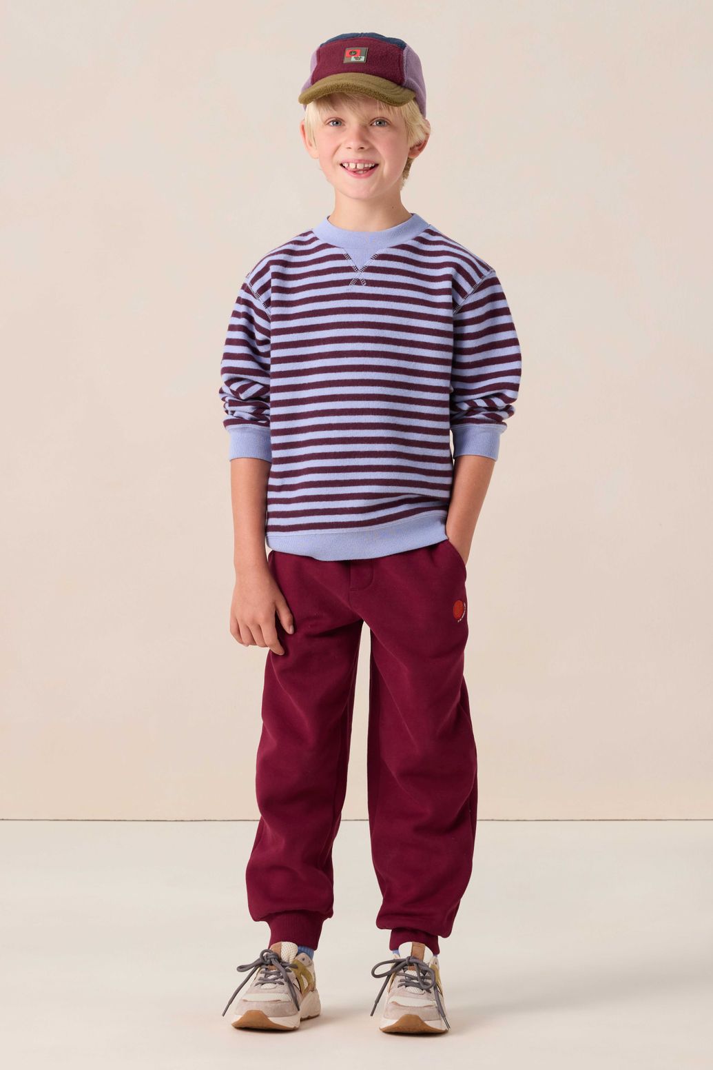 Donkerrode sweatpants met artwork