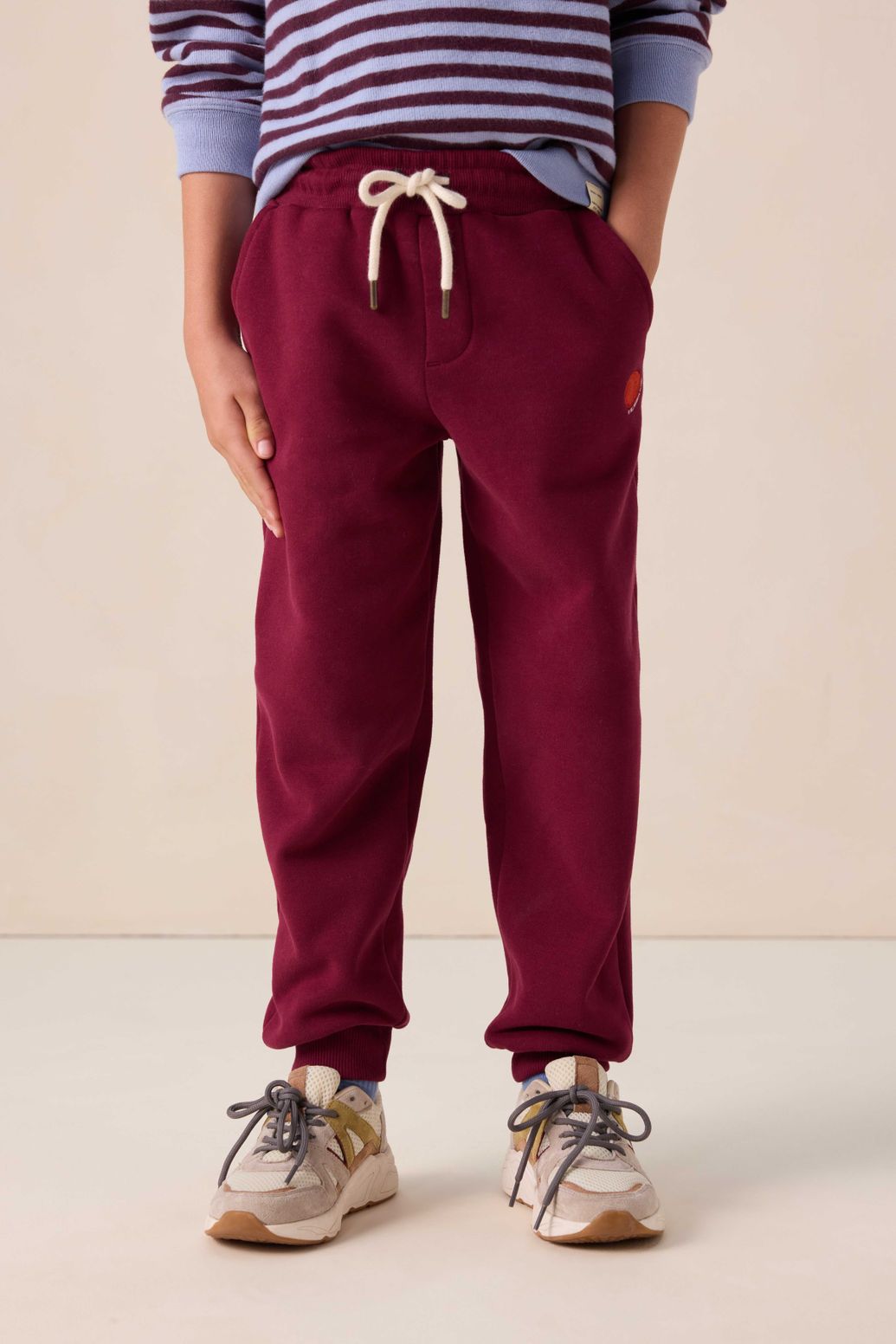 Donkerrode sweatpants met artwork