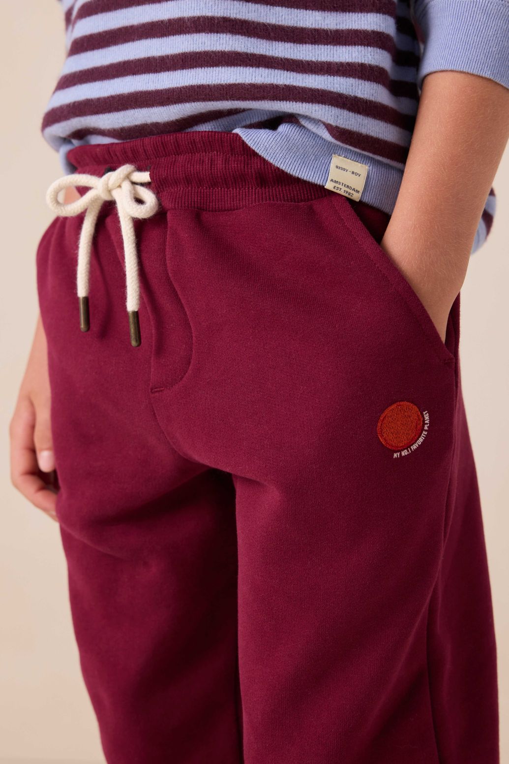 Donkerrode sweatpants met artwork