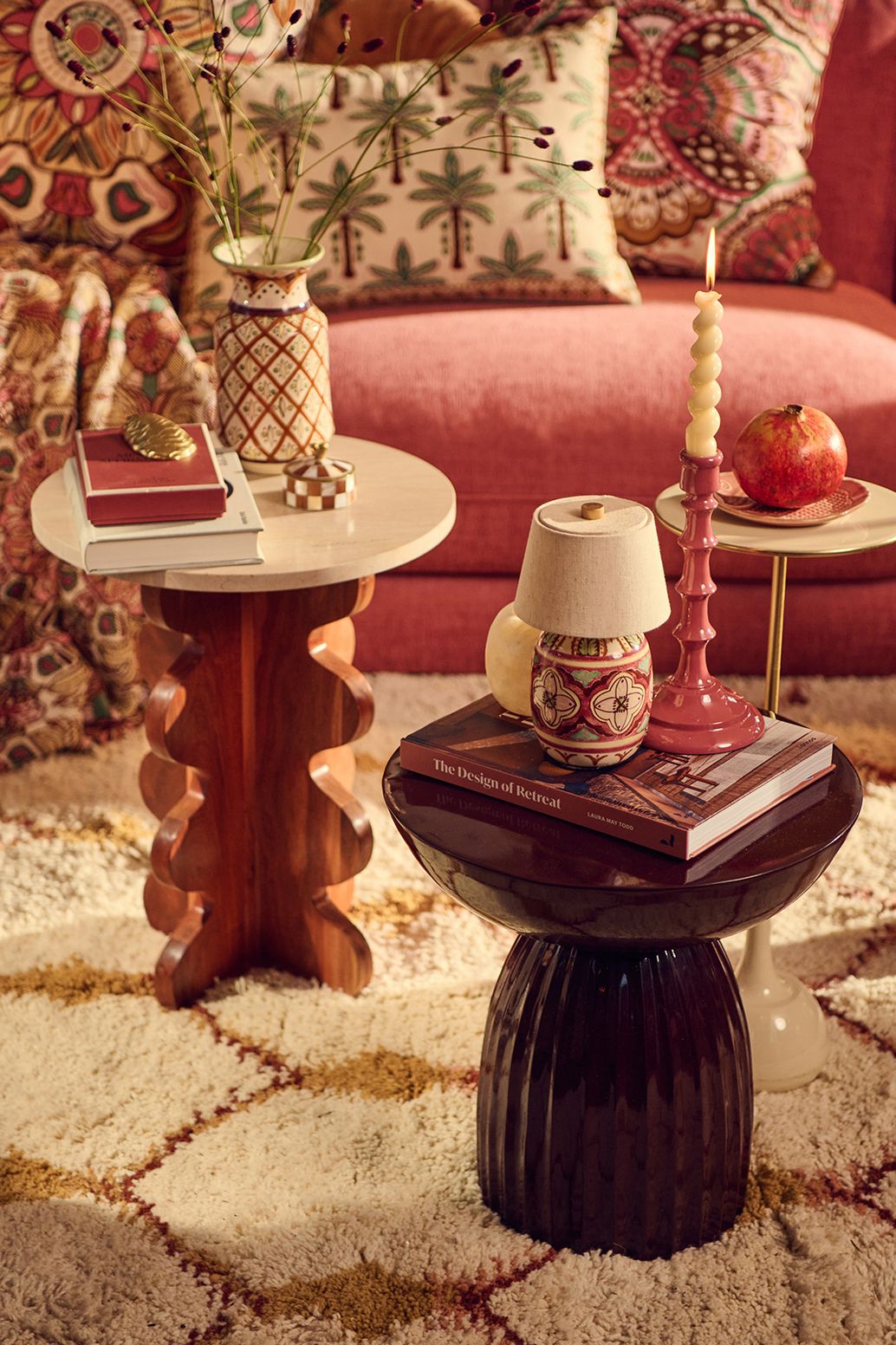 Table d'appoint festonnée - rouge foncé