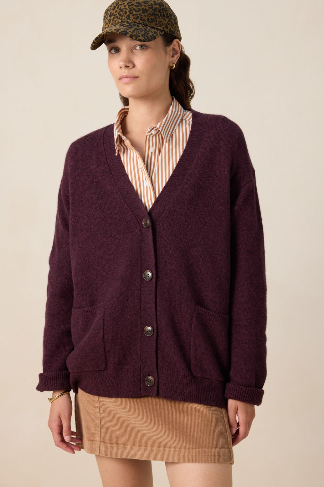 Donkerrood vest met V-hals