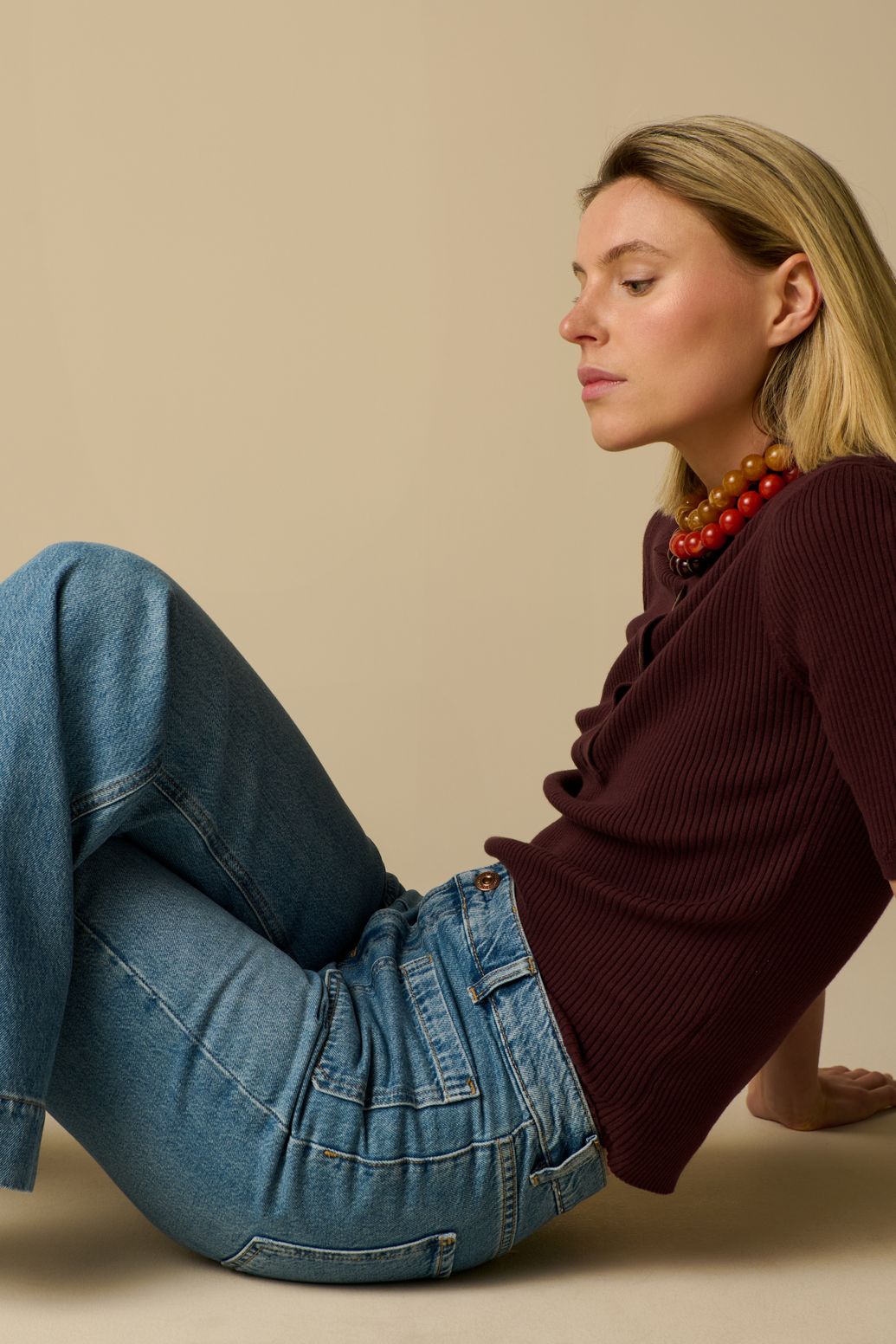 Ausgestellte High Waist Jeans mit aufgenähten Taschen - blau