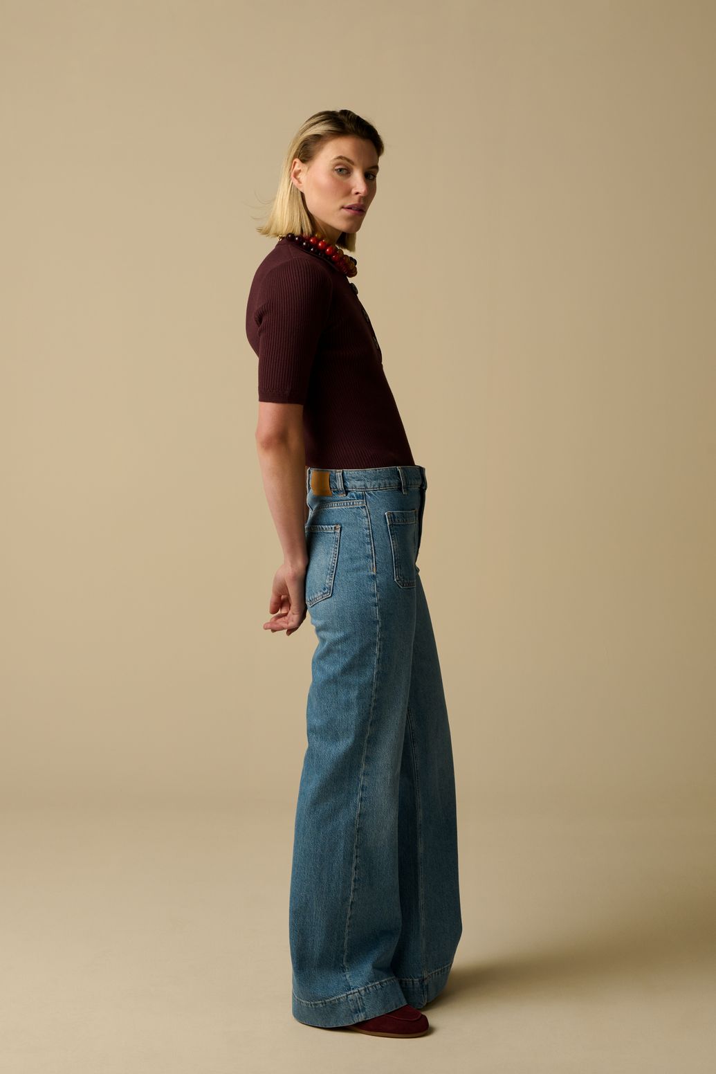 Ausgestellte High Waist Jeans mit aufgenähten Taschen - blau