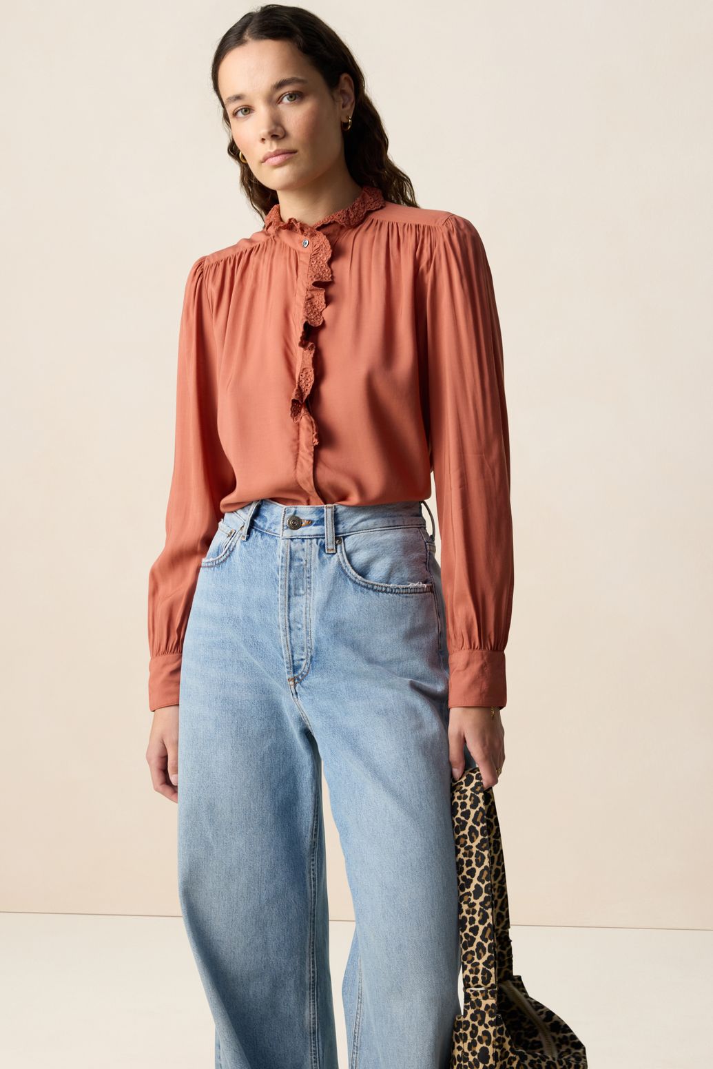 Rode blouse met pofmouwen