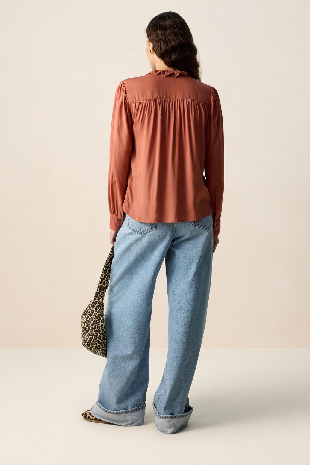 Rode blouse met pofmouwen