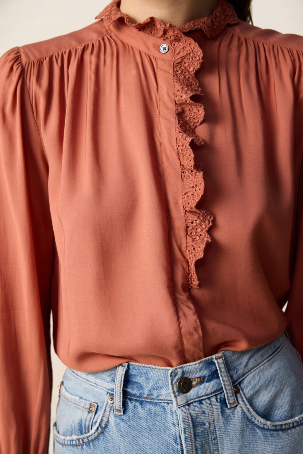 Rode blouse met pofmouwen