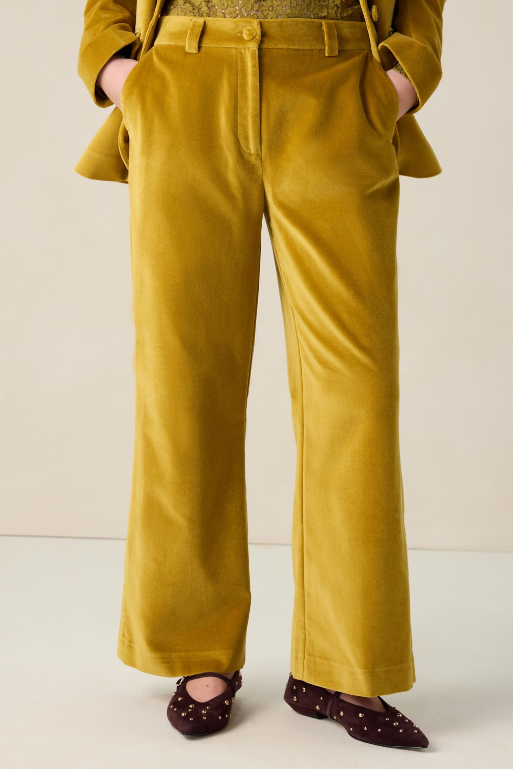 Donkergele velvet cropped broek