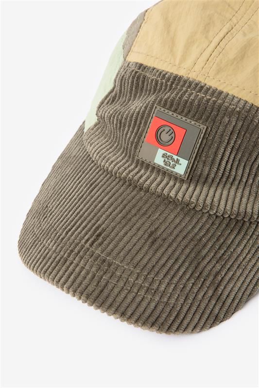 Donkergroene colourblock pet met patch