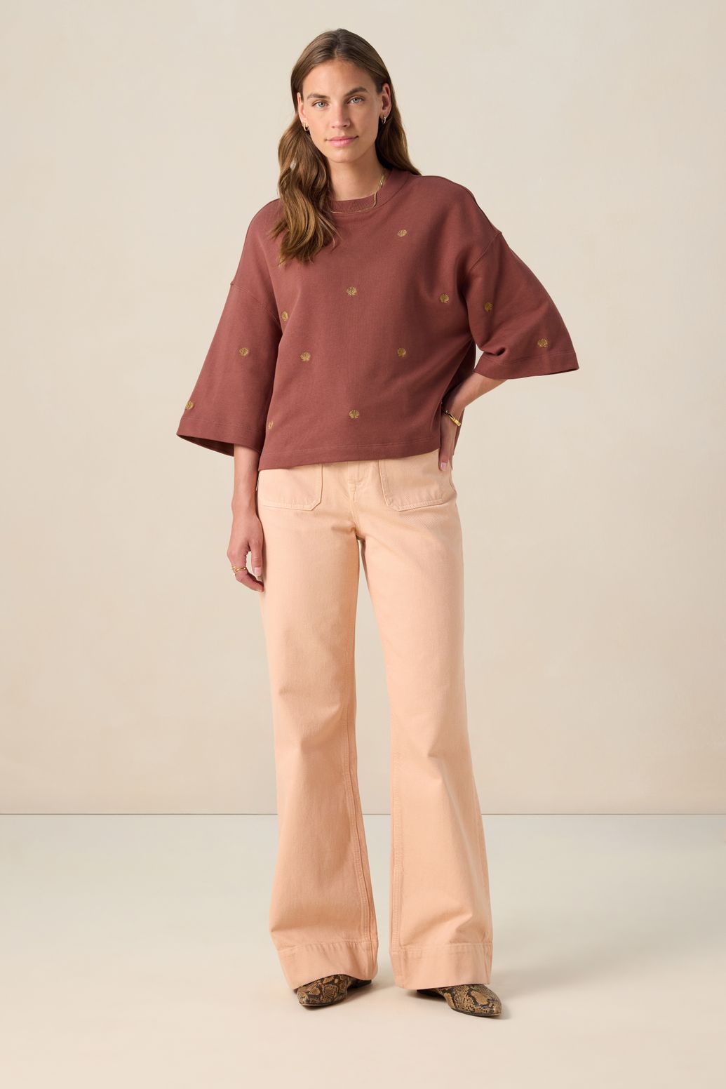 Donkerbruine sweater met schelpen