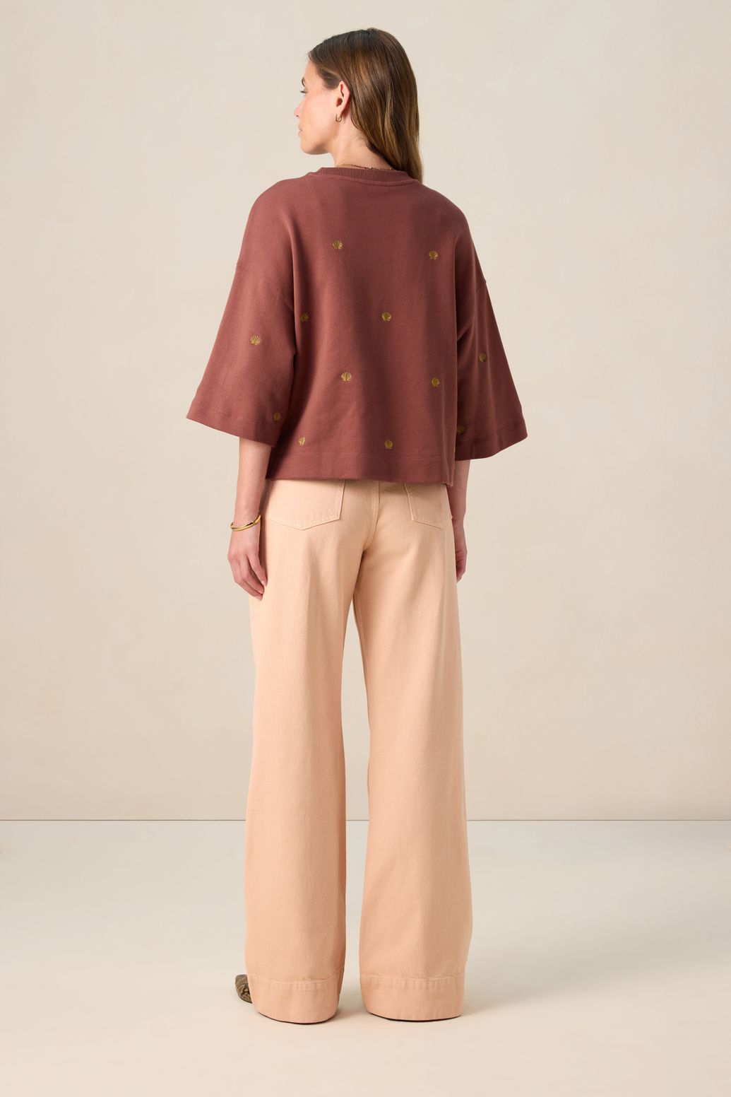 Donkerbruine sweater met schelpen