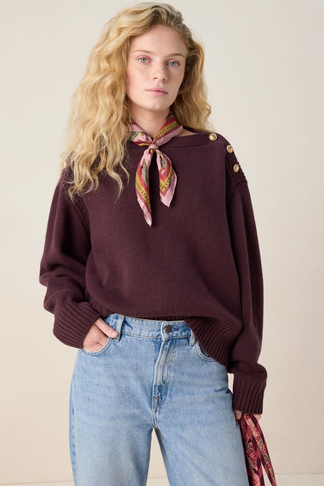 Donkerbruine trui met gouden knopen