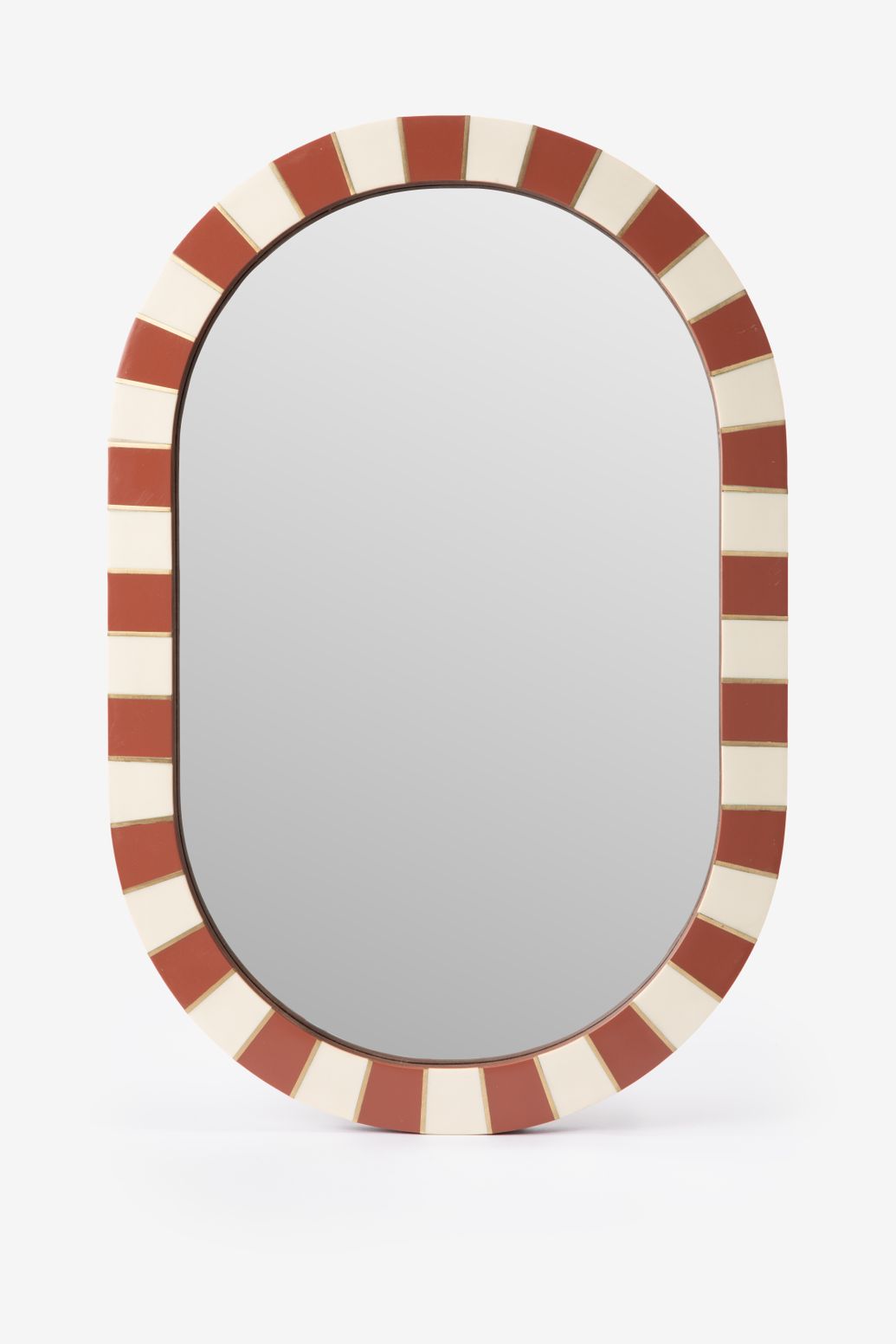 Rode hangspiegel met geblokte omlijsting