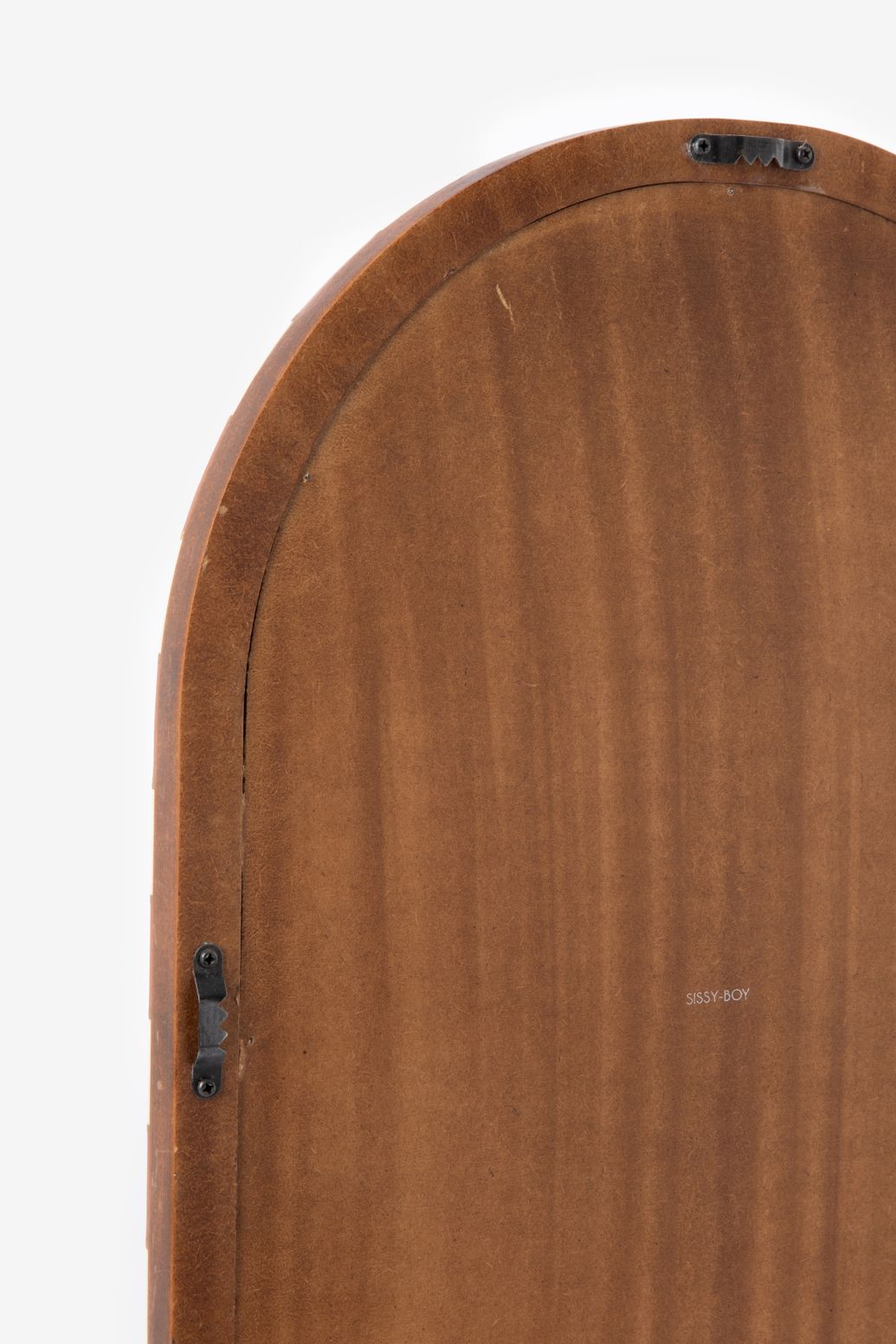 Rode hangspiegel met geblokte omlijsting