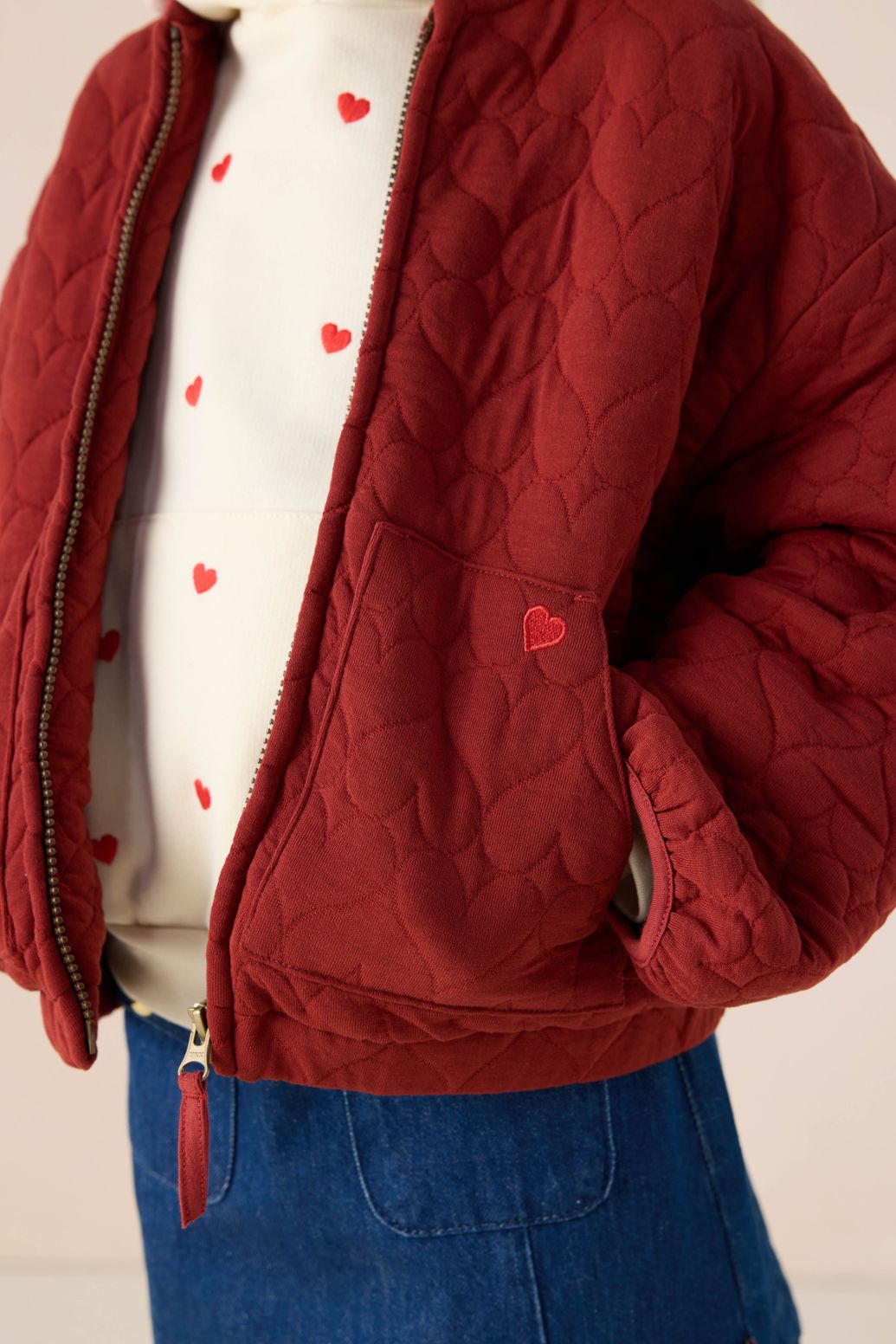 Veste matelassée avec cœurs - rouge foncé