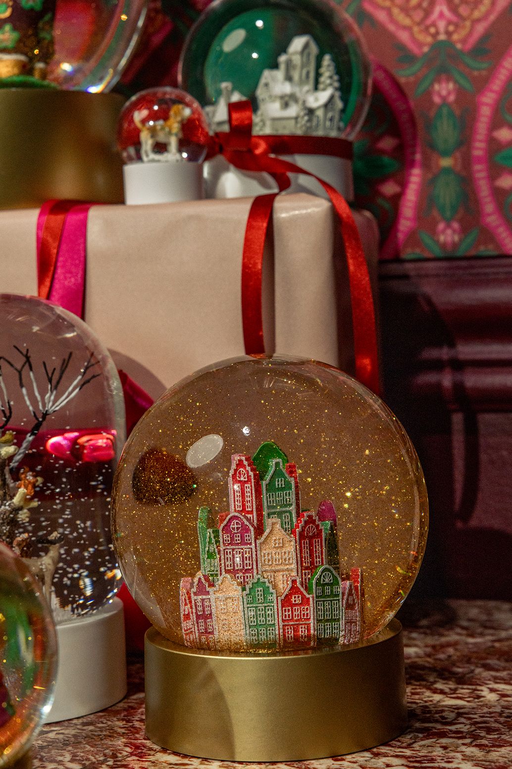 Sneeuwbol met grachtenhuisjes