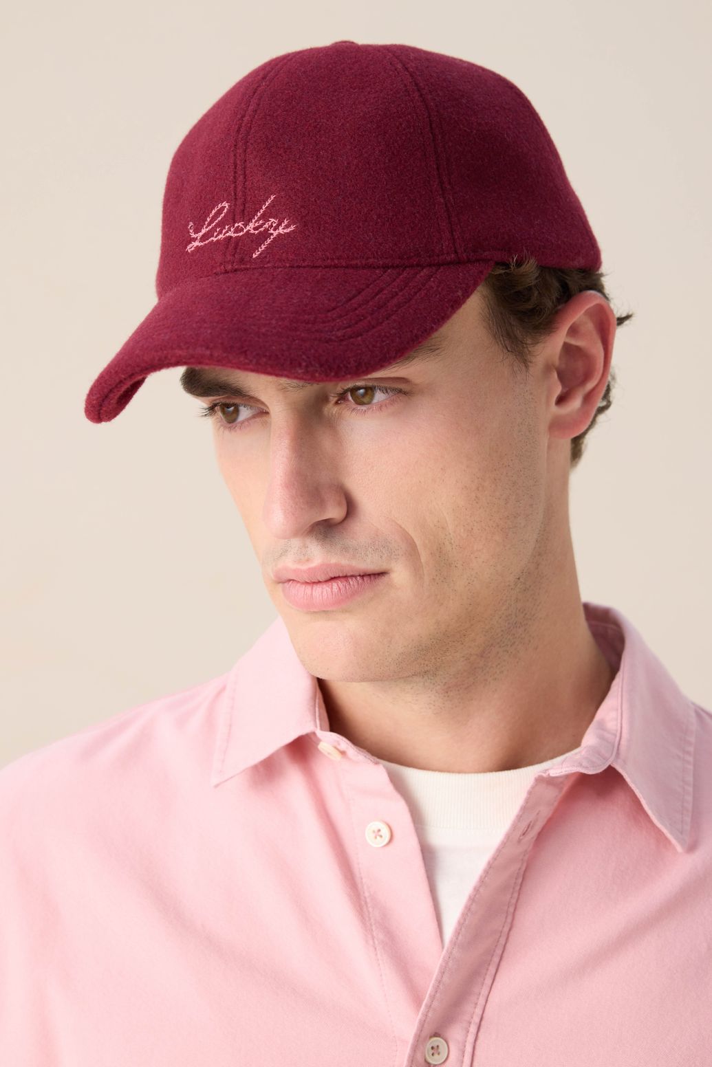 Donkerrode wollen pet