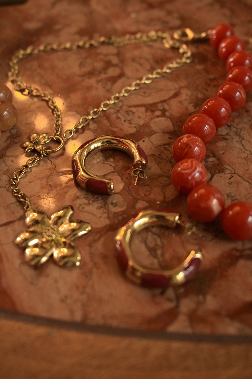 Collier plaqué or avec fleurs