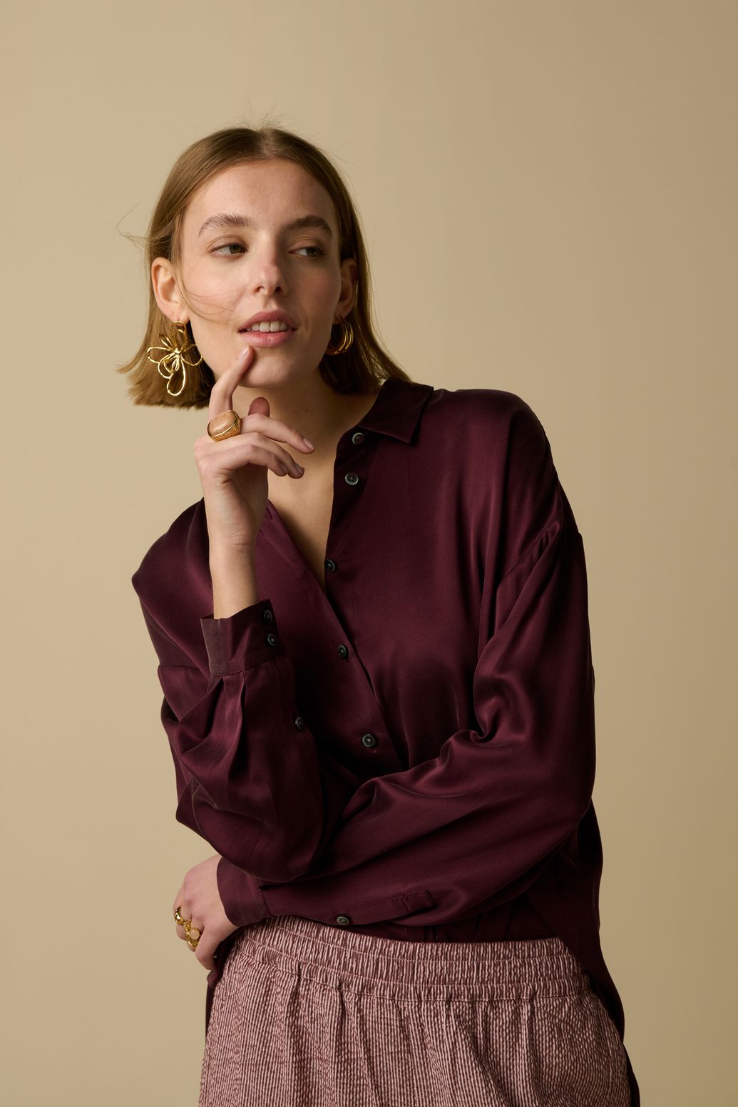 Gold-plated Ohrringe mit abstrakter Blume