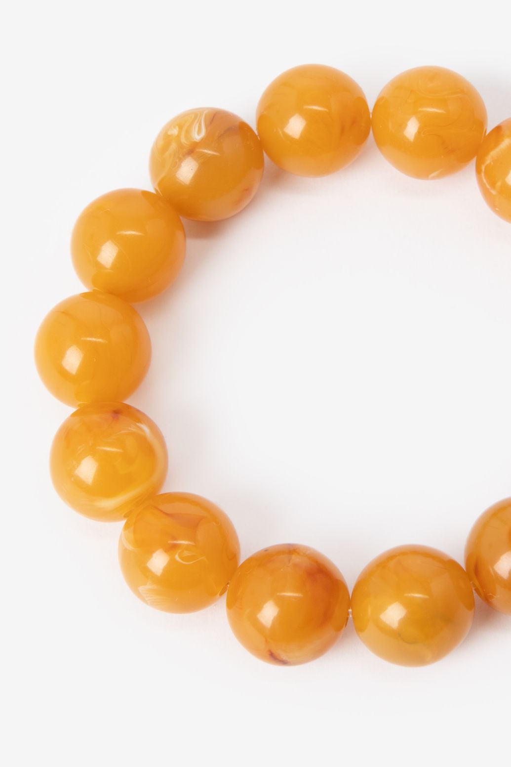 Licht oranje resin kralenarmband