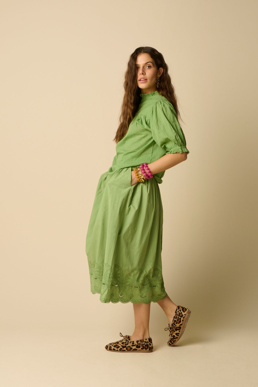 Licht oranje resin kralenarmband