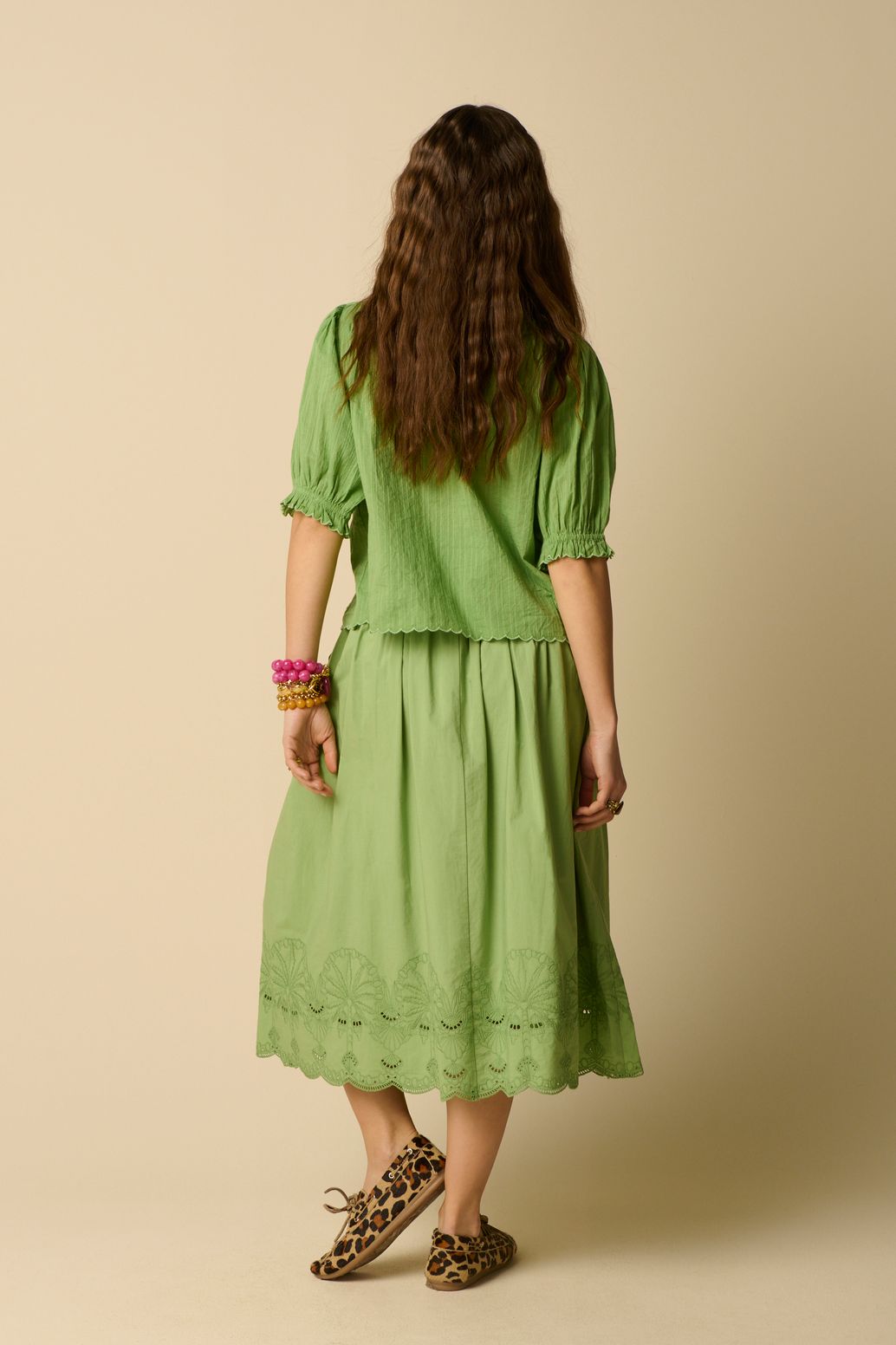 Licht oranje resin kralenarmband