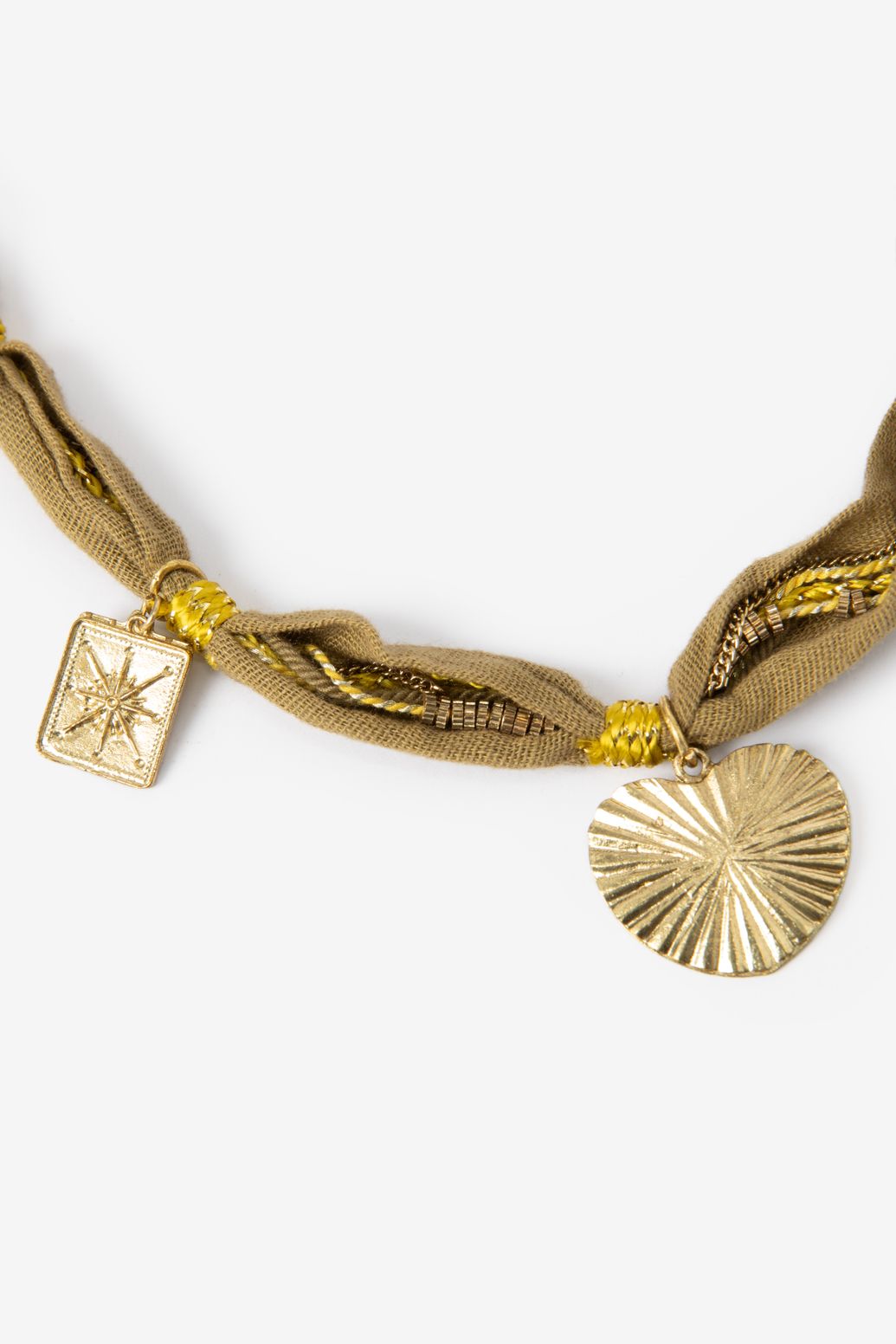 Kette mit Anhängern und Textil-Details - dunkelgrün