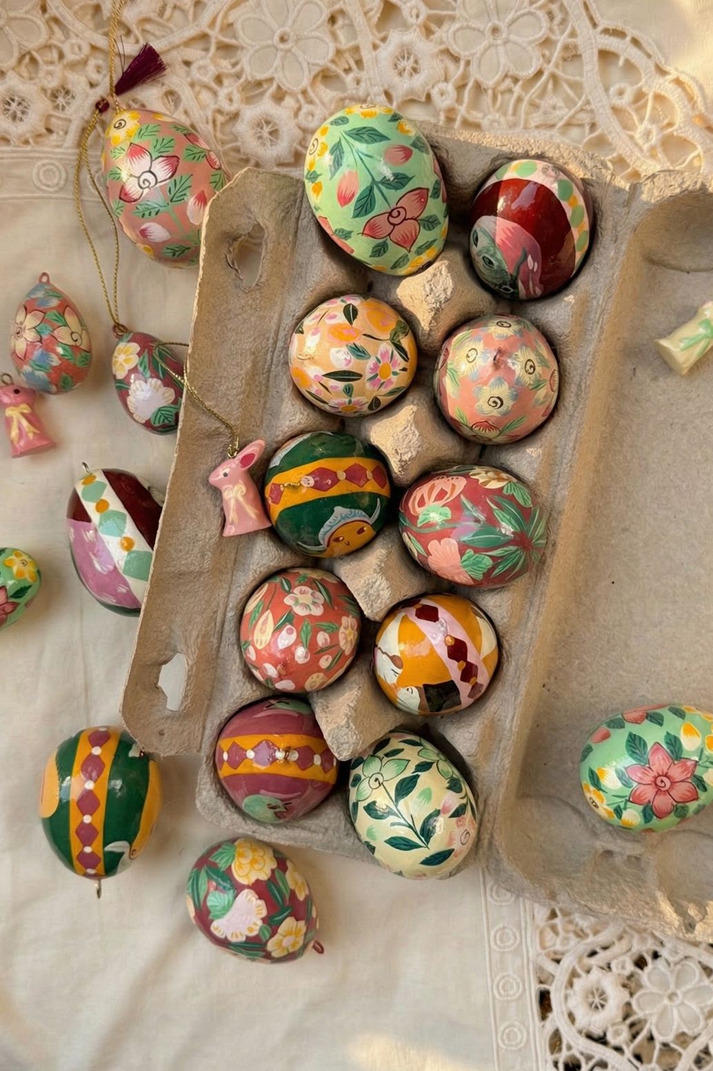 Multicolour handbeschilderde paashangers set van 6