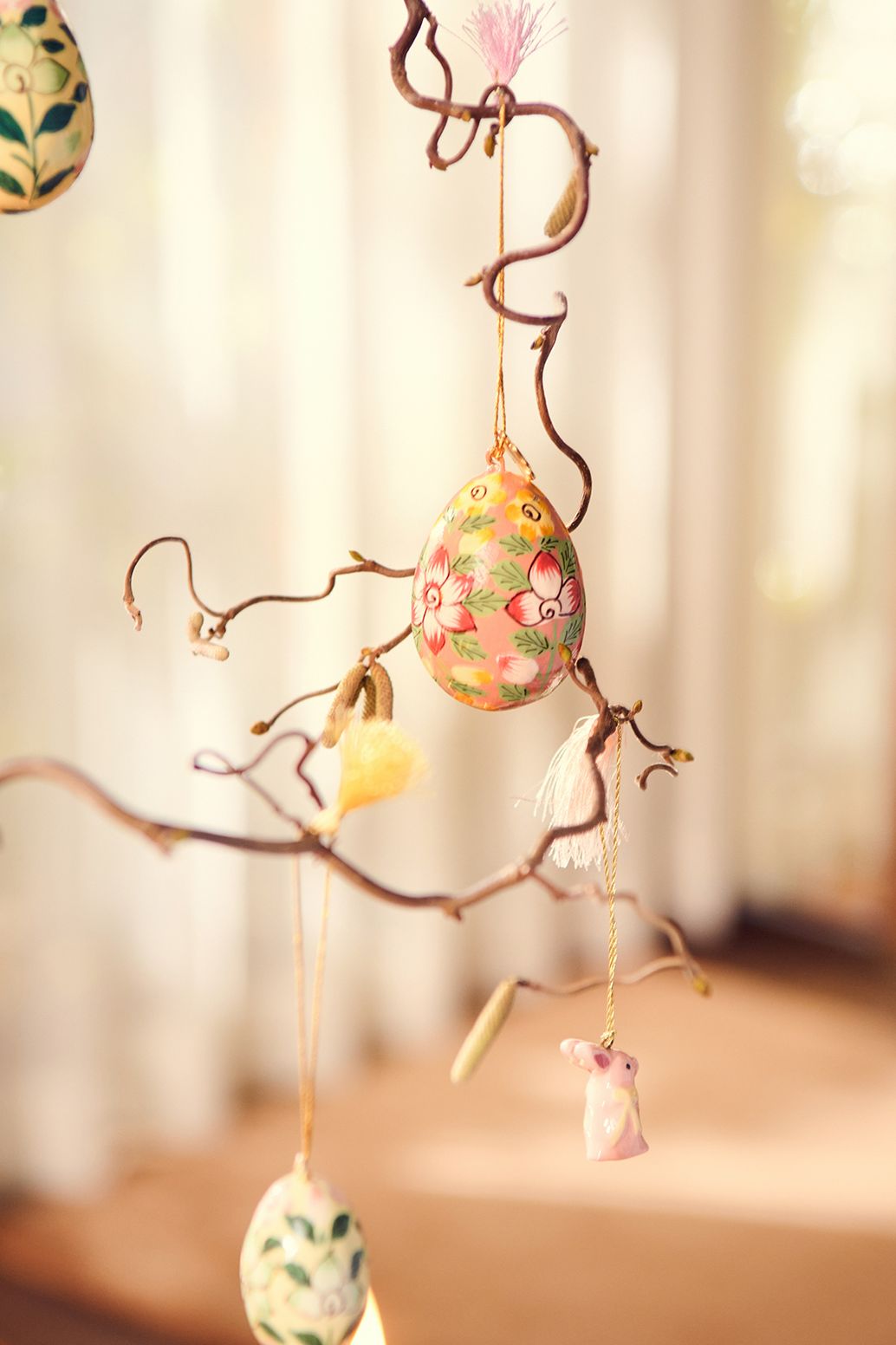 Roze paasei met bloemen