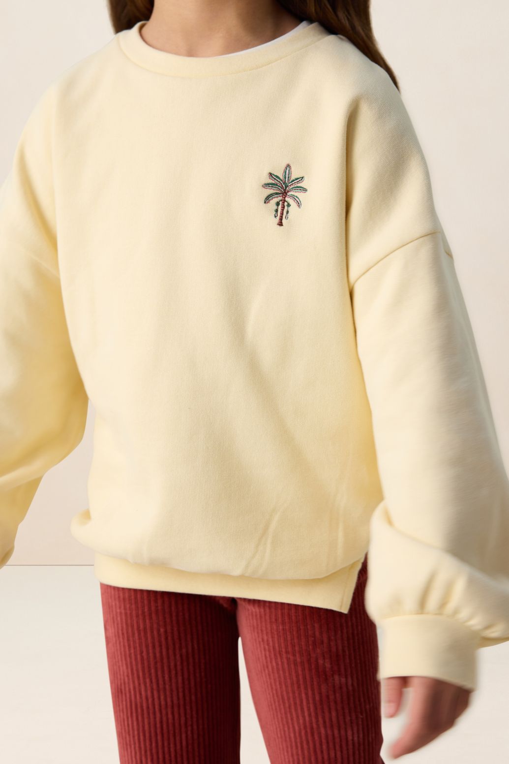 Lichtgele sweater met embroidery