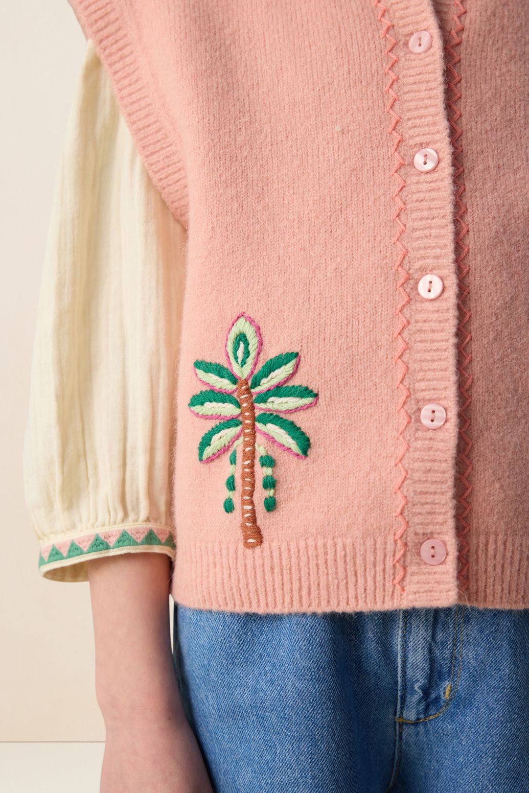 Lichtroze spencer met embroidery