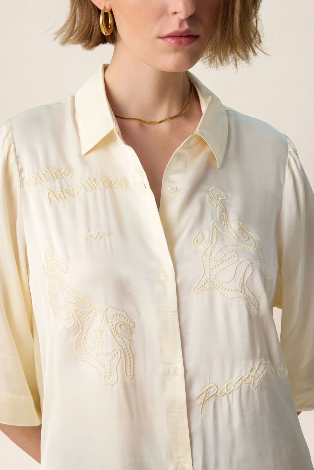 Bluse mit Stickerei - weiß