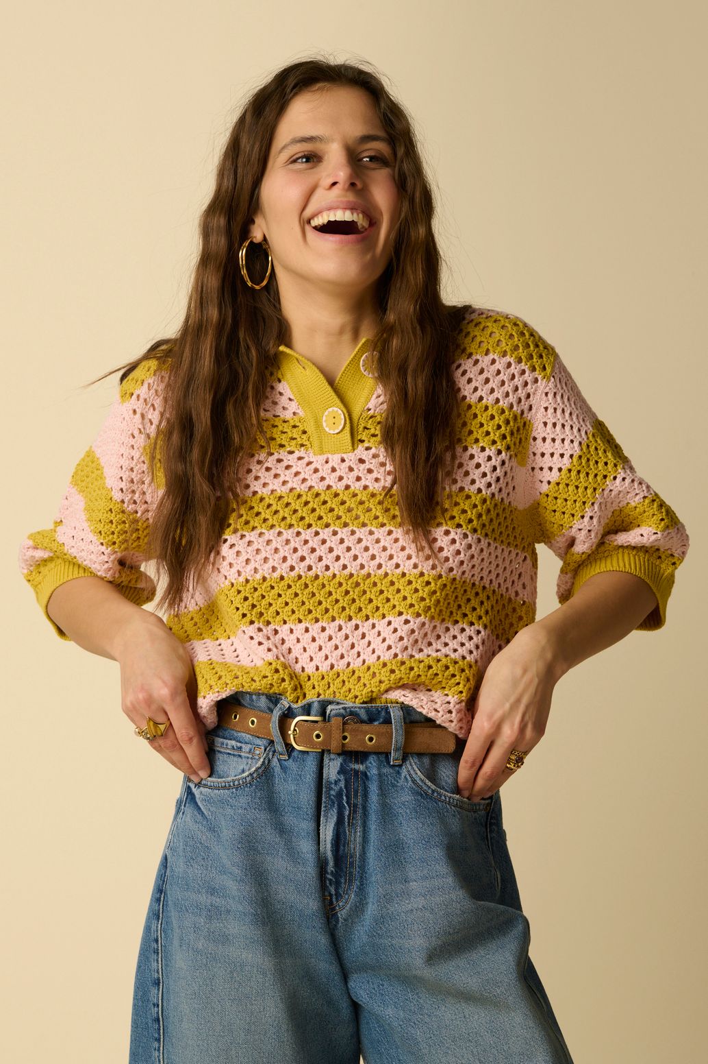 Gele gebreide polo met strepen