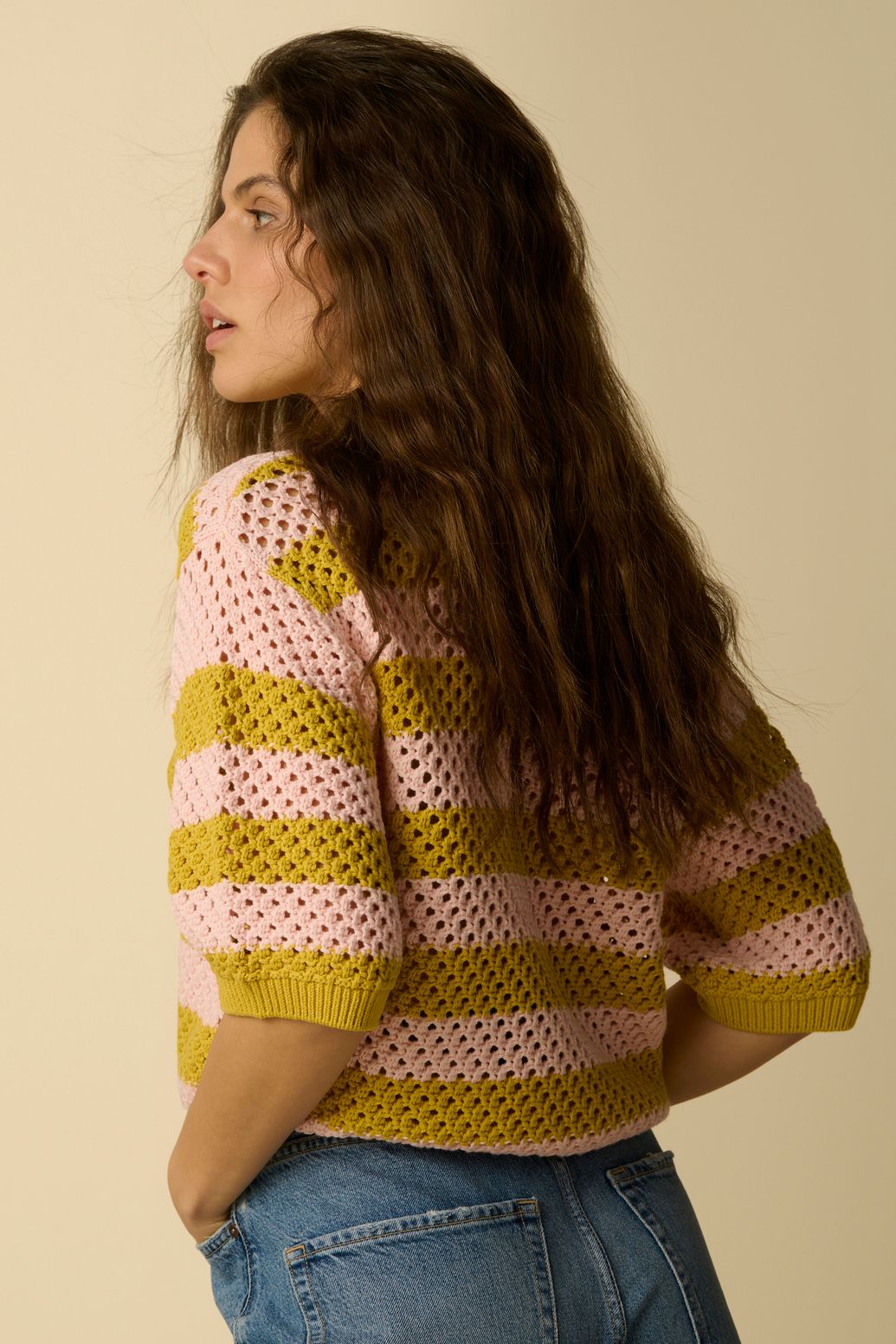 Gele gebreide polo met strepen