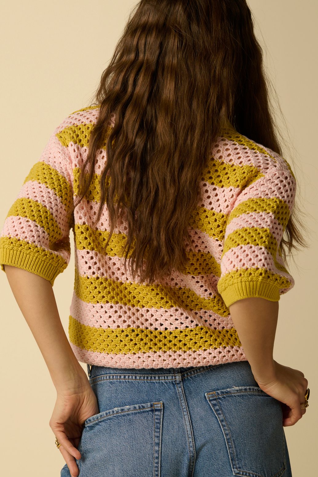 Gele gebreide polo met strepen